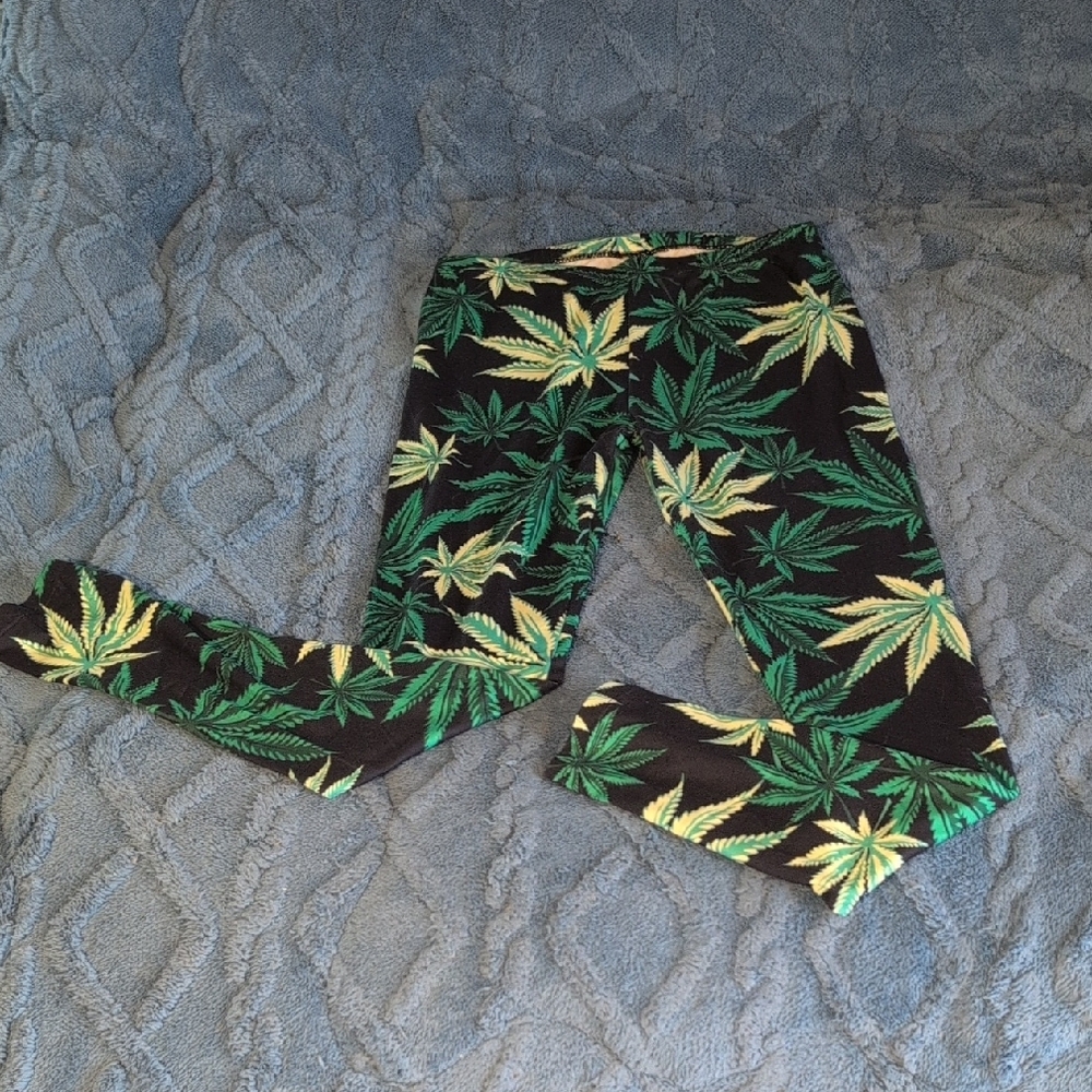 Green And Black Leaf Print Leggings